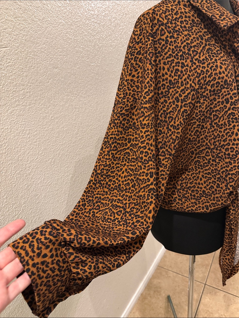 SHEIN CURVE Brown Leopard Print Tie-Front Button Down Shirt - Picture 5 of 7